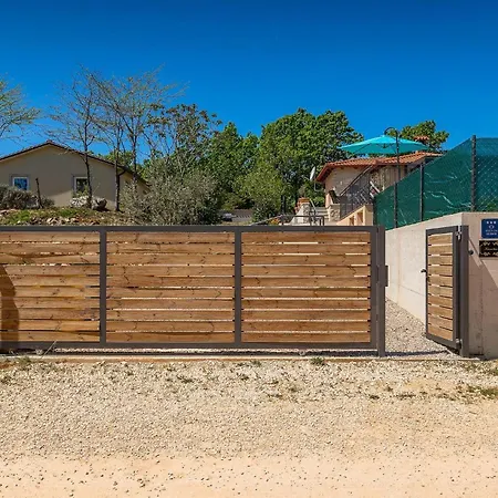 Krasna Kuca بيت للعطل *