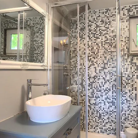 Krasna Kuca * بولا